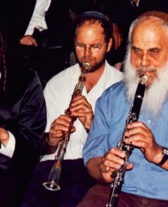 מוסא ברלין וחיליק פרנק בנגינת כליזמר במירון (2005)